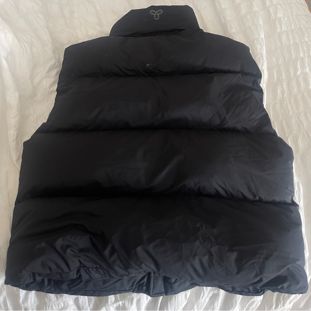 BRAND NEW The Super Puff mega puff aritzia black vest.